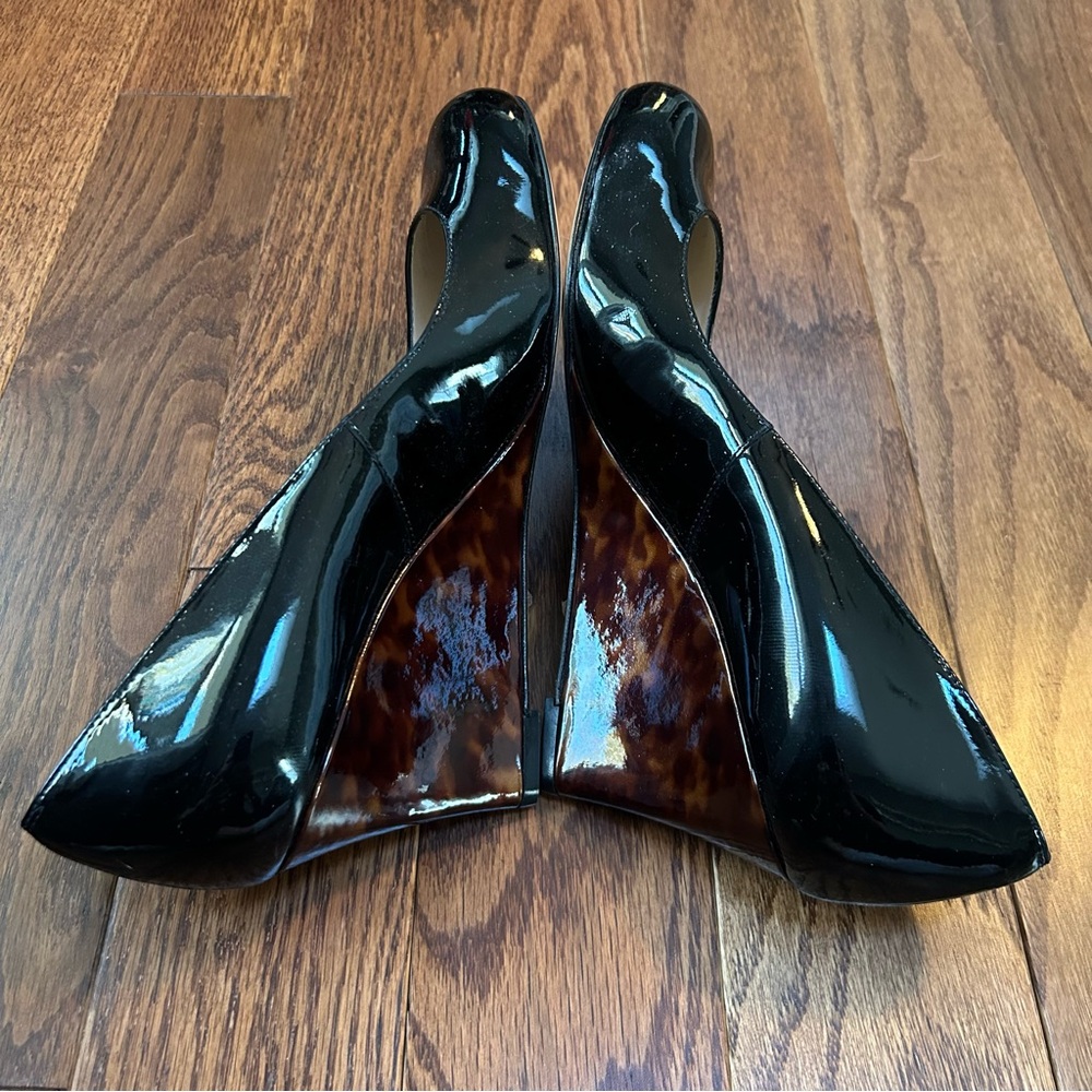 NEW! L.K.Bennett Zahara black patent leather wedge pumps tortoiseshell heel 40.5 - Picture 2 of 9